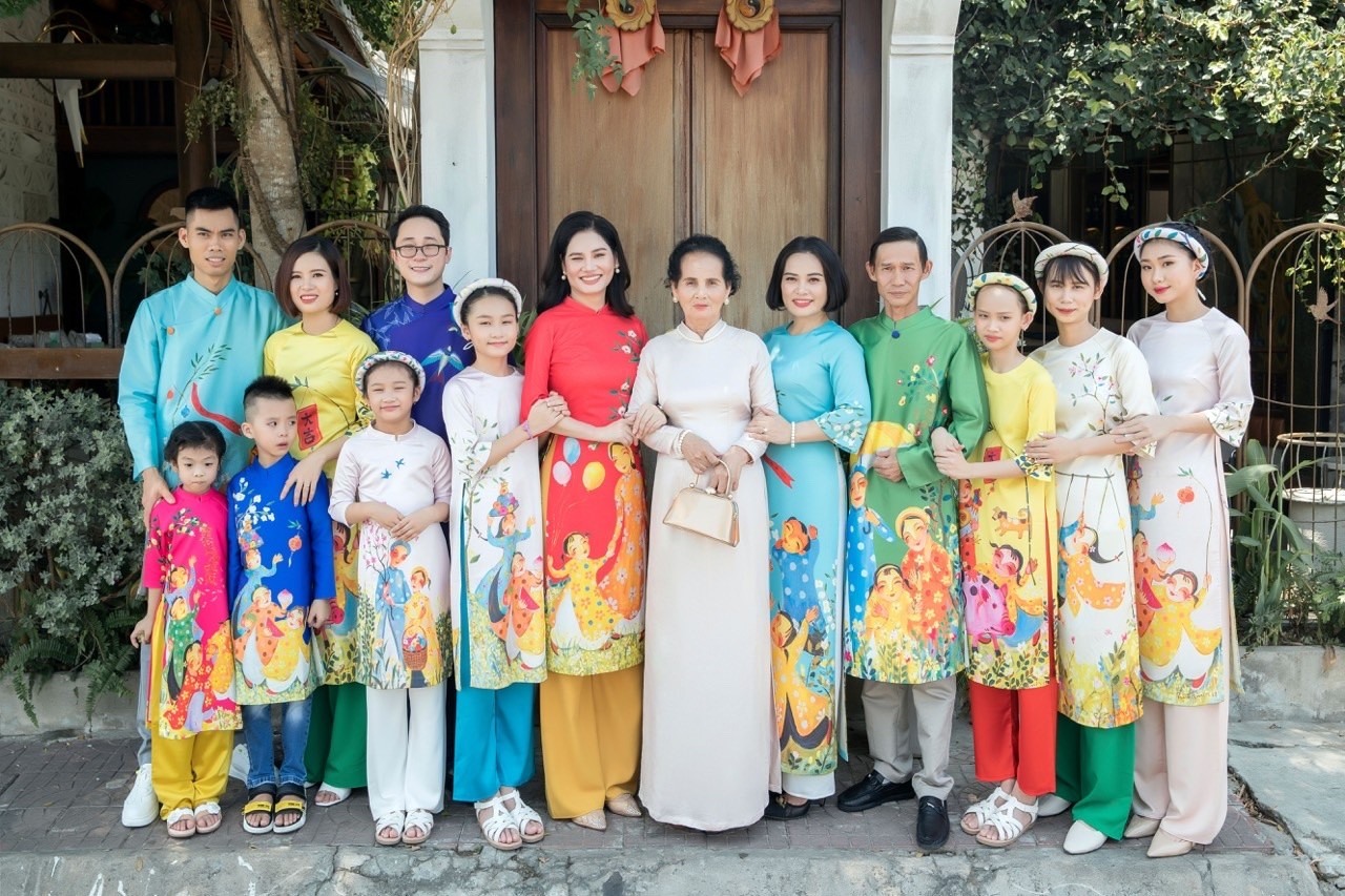 Family in áo dài